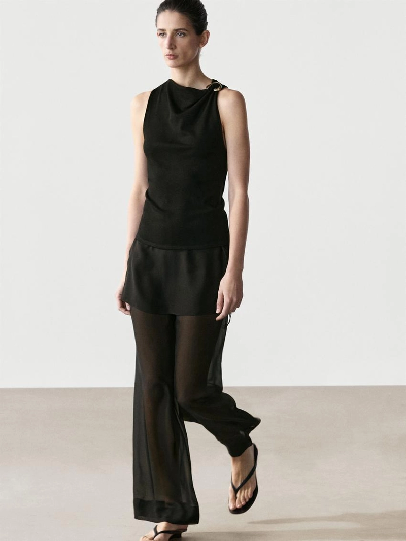 Топ с драпированным вырезом и деталью броши