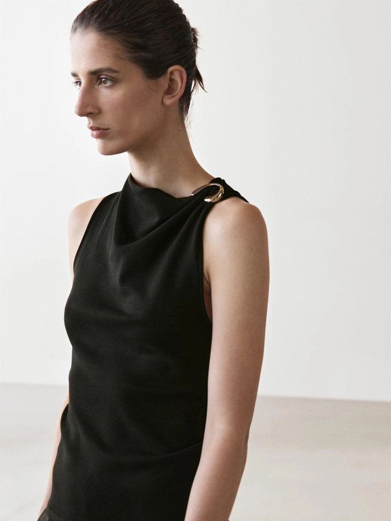 Топ с драпированным вырезом и деталью броши