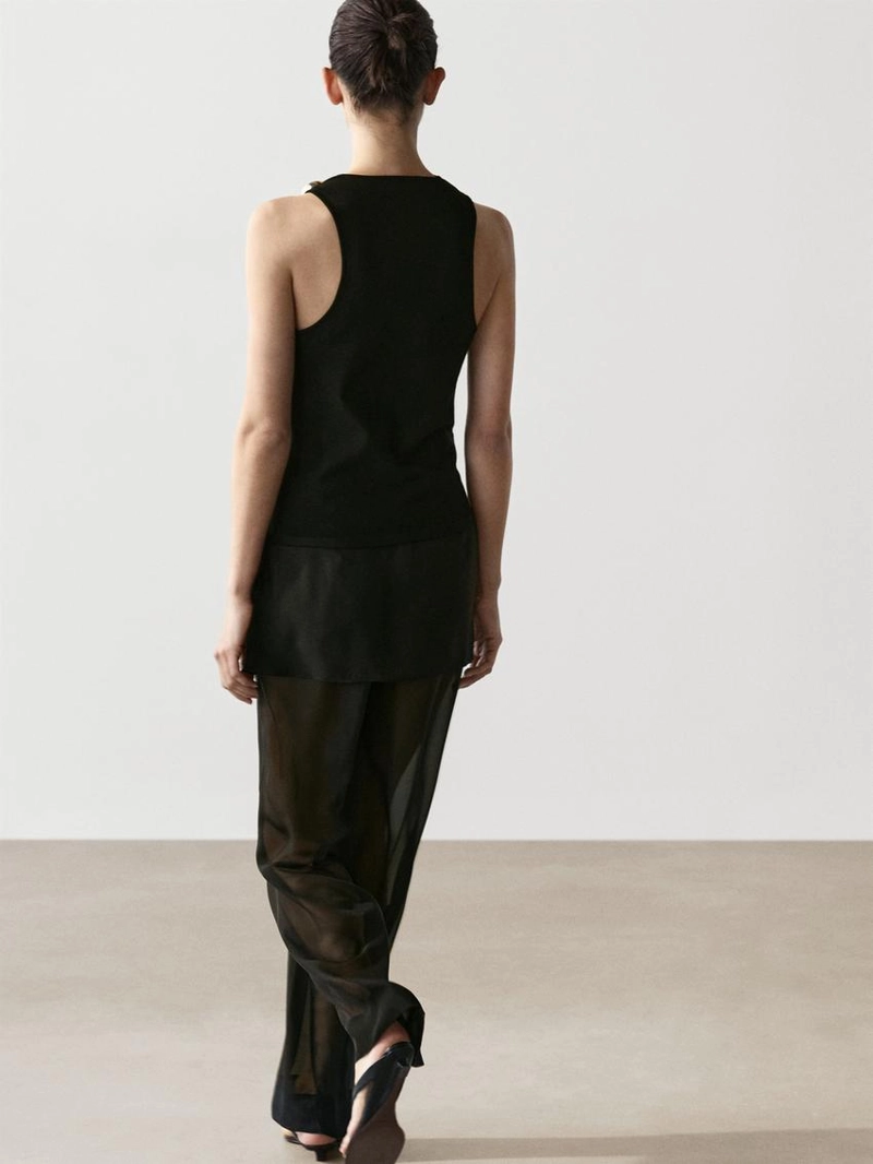 Топ с драпированным вырезом и деталью броши