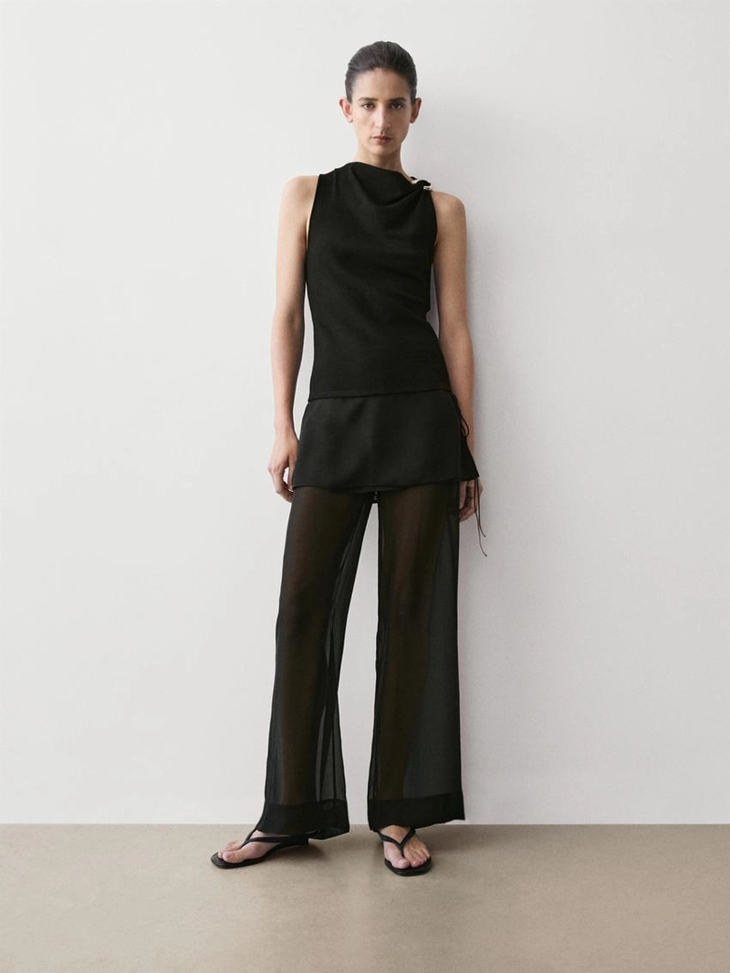 Топ с драпированным вырезом и деталью броши