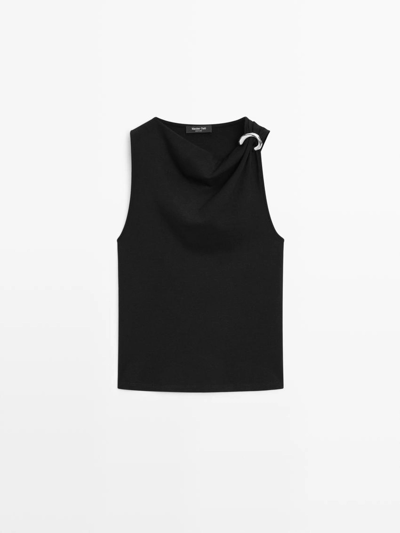 Топ с драпированным вырезом и деталью броши