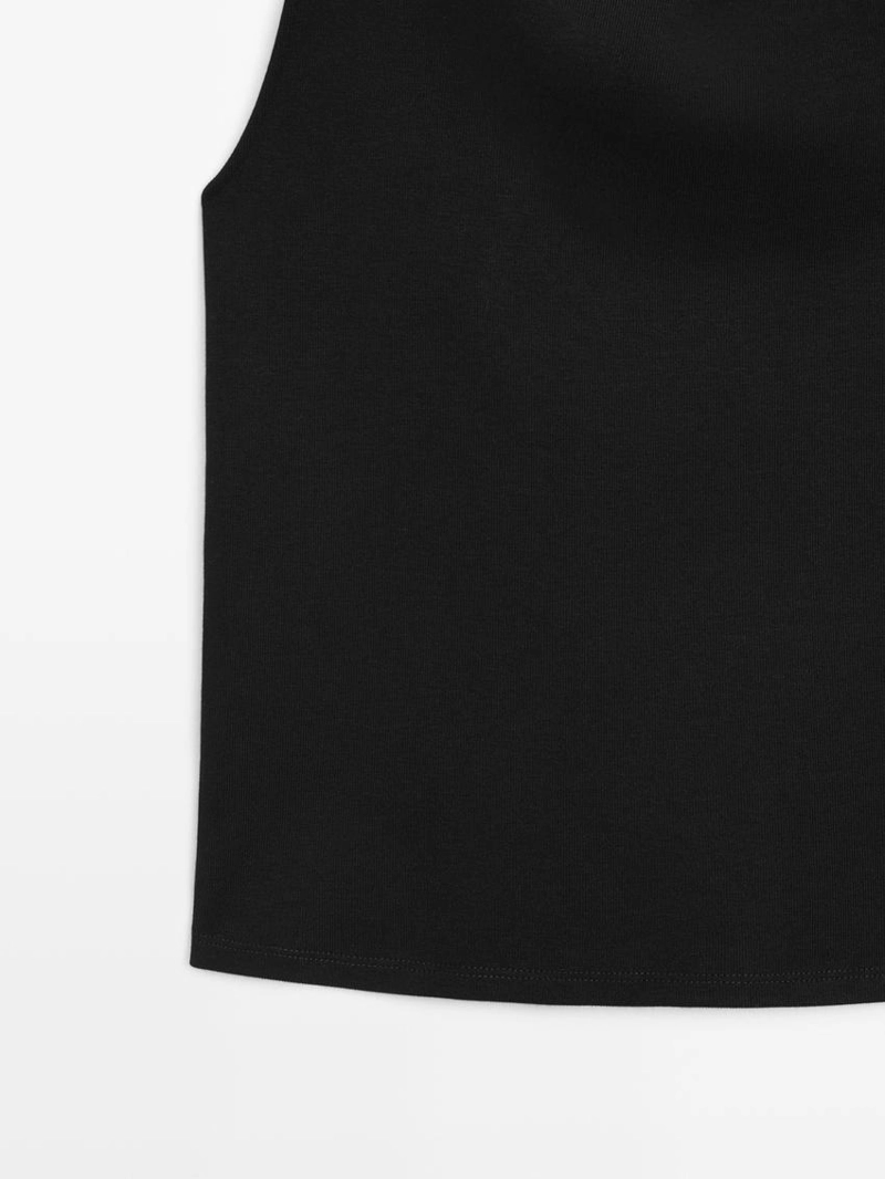 Топ с драпированным вырезом и деталью броши