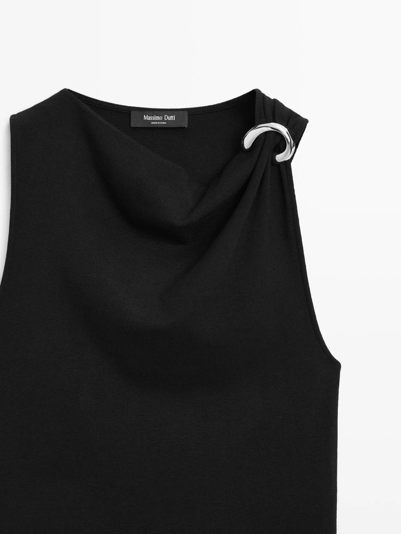 Топ с драпированным вырезом и деталью броши