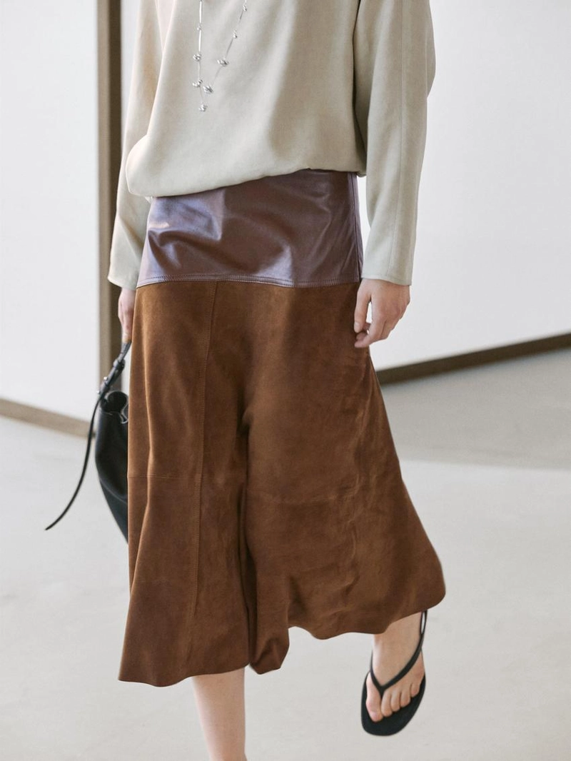 Юбка из замши нубука с асимметричным клином