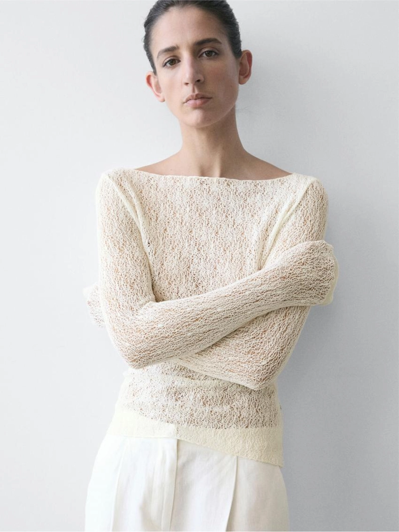 Футболка с лодочным вырезом и деталями из кружева