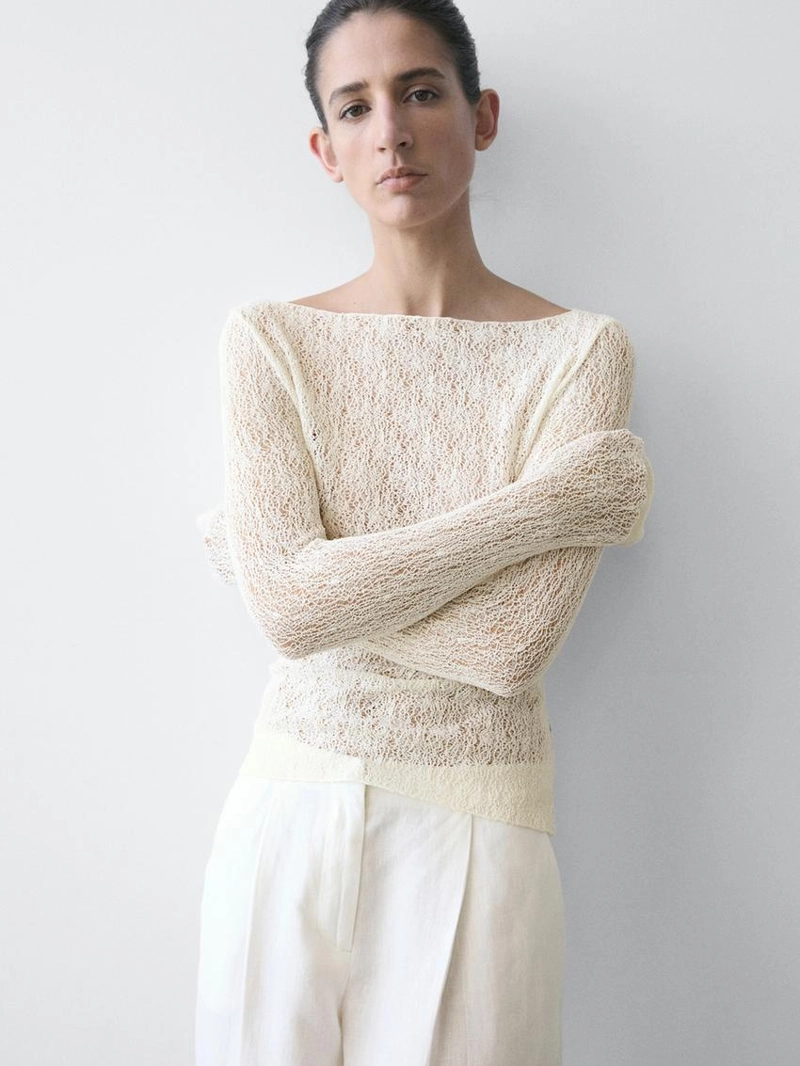 Футболка с лодочным вырезом и деталями из кружева