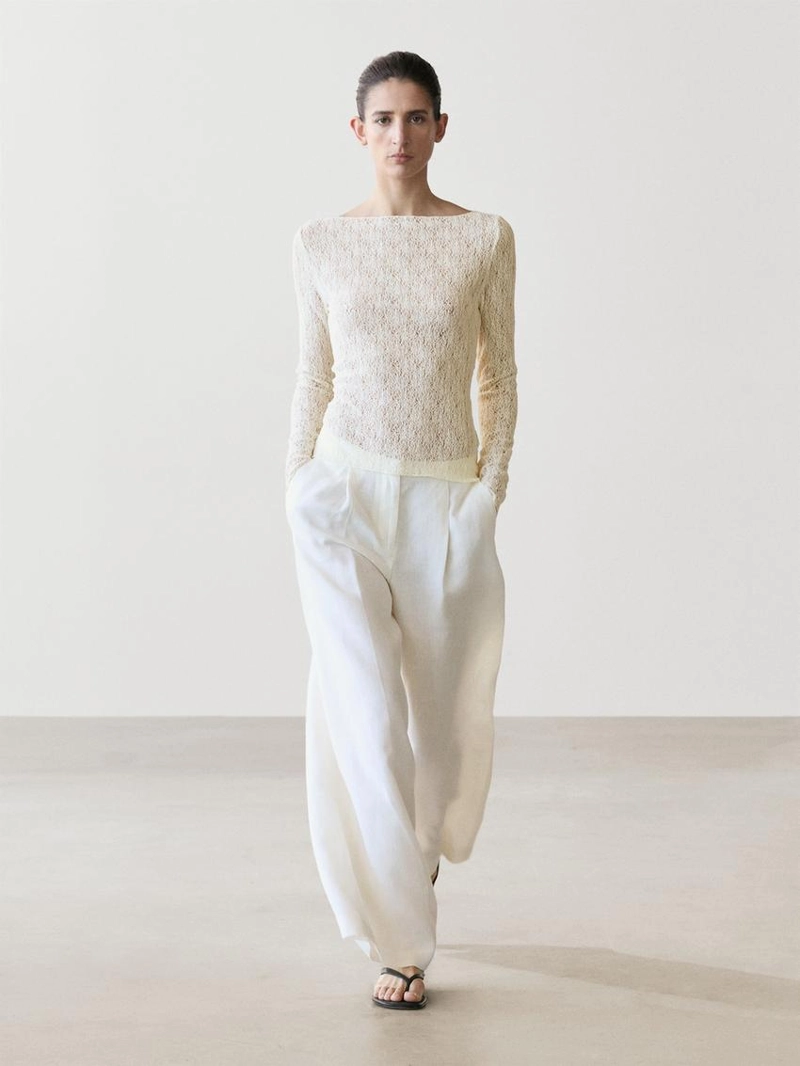 Футболка с лодочным вырезом и деталями из кружева