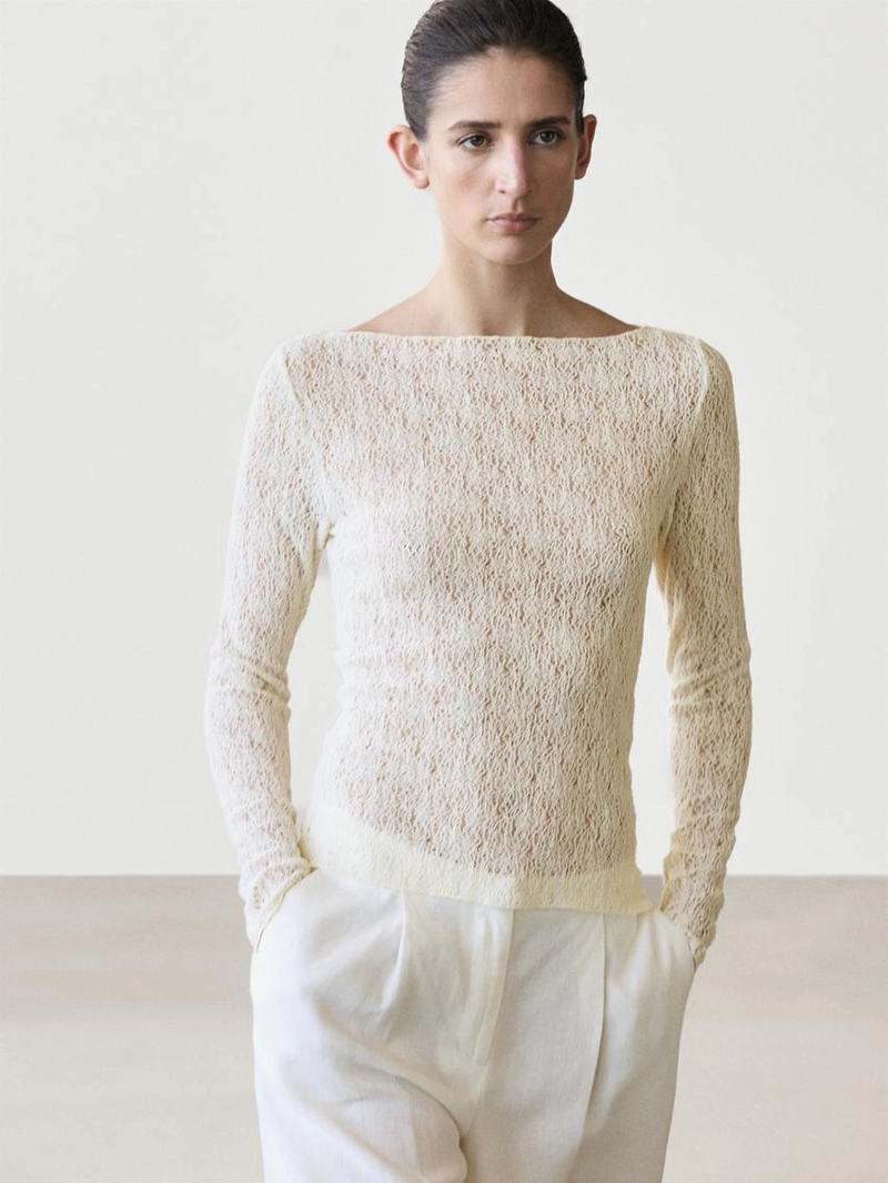 Футболка с лодочным вырезом и деталями из кружева