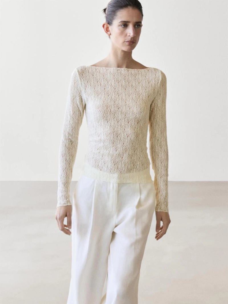 Футболка с лодочным вырезом и деталями из кружева