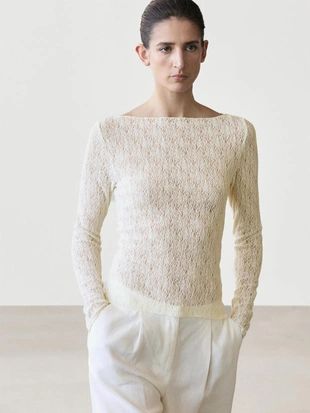 Футболка с лодочным вырезом и деталями из кружева- Заказать в России