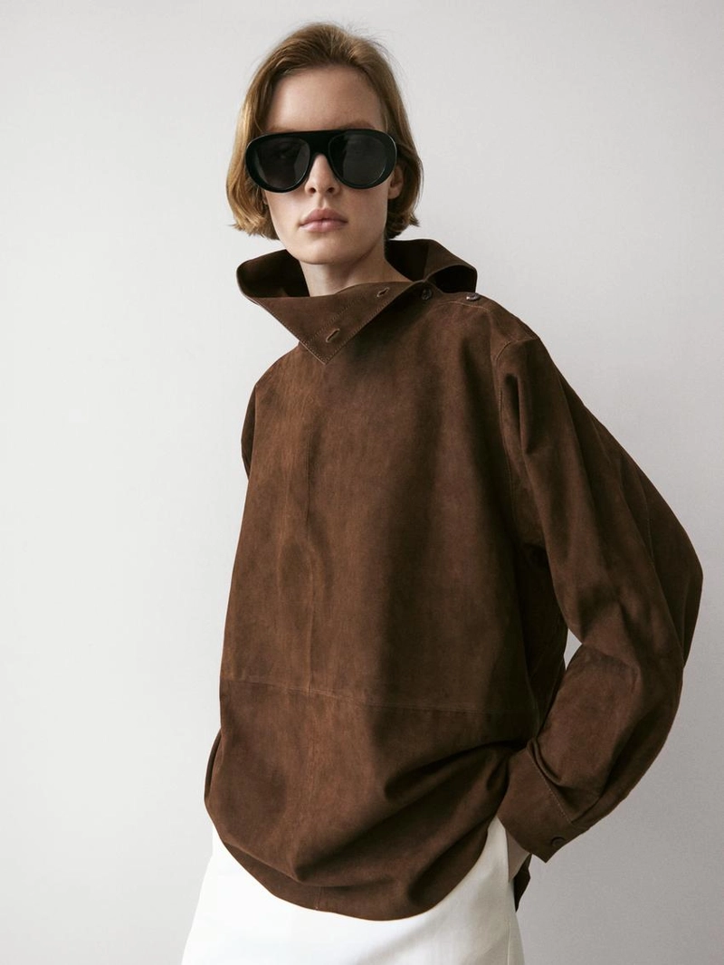 Блуза из замши с объемным стойкой под горло