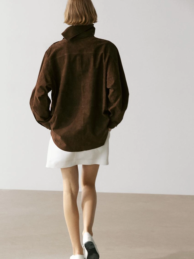 Блуза из замши с объемным стойкой под горло