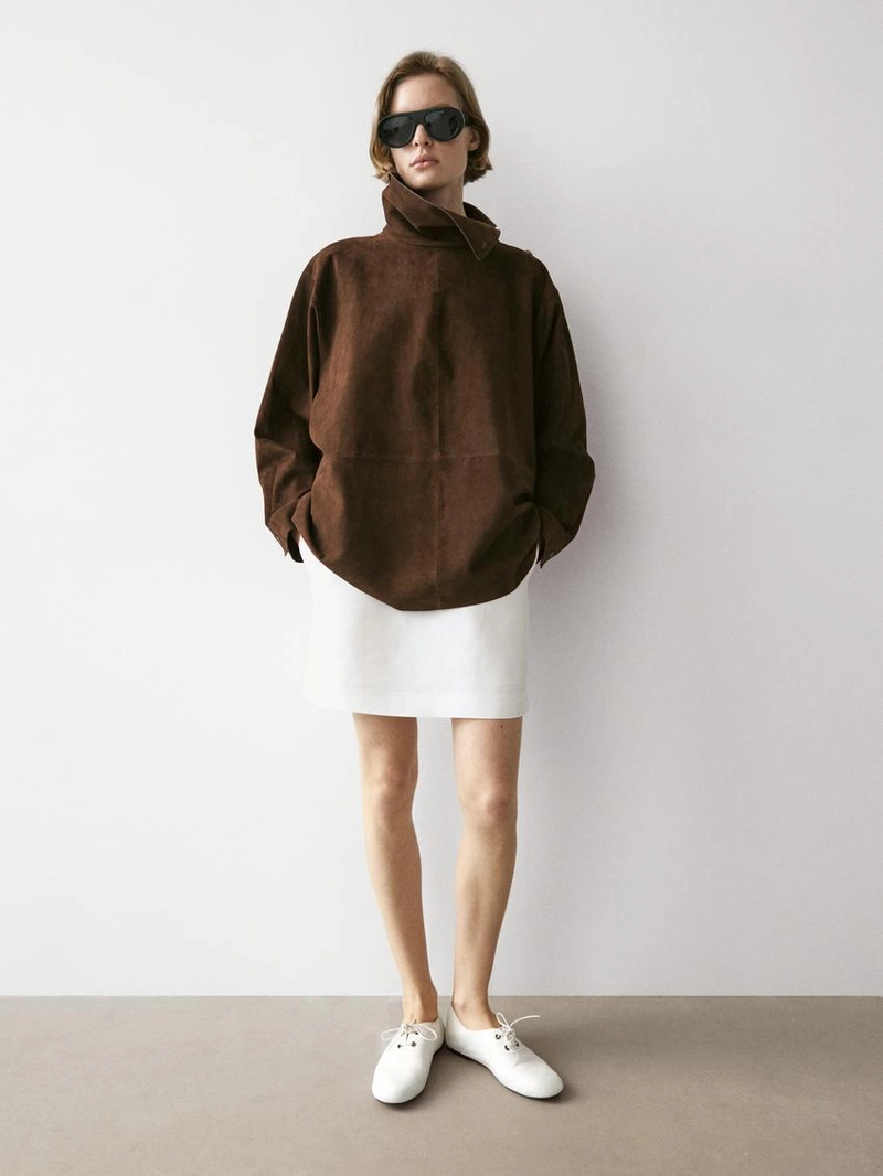 Блуза из замши с объемным стойкой под горло