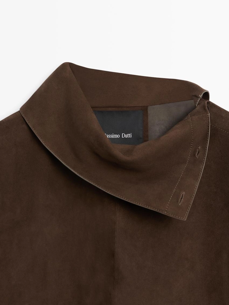 Блуза из замши с объемным стойкой под горло