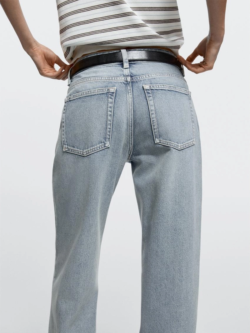 Джинсы с широкими штанинами на средней талии