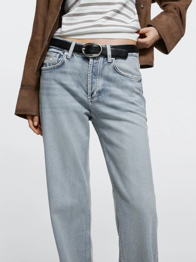 Джинсы с широкими штанинами на средней талии