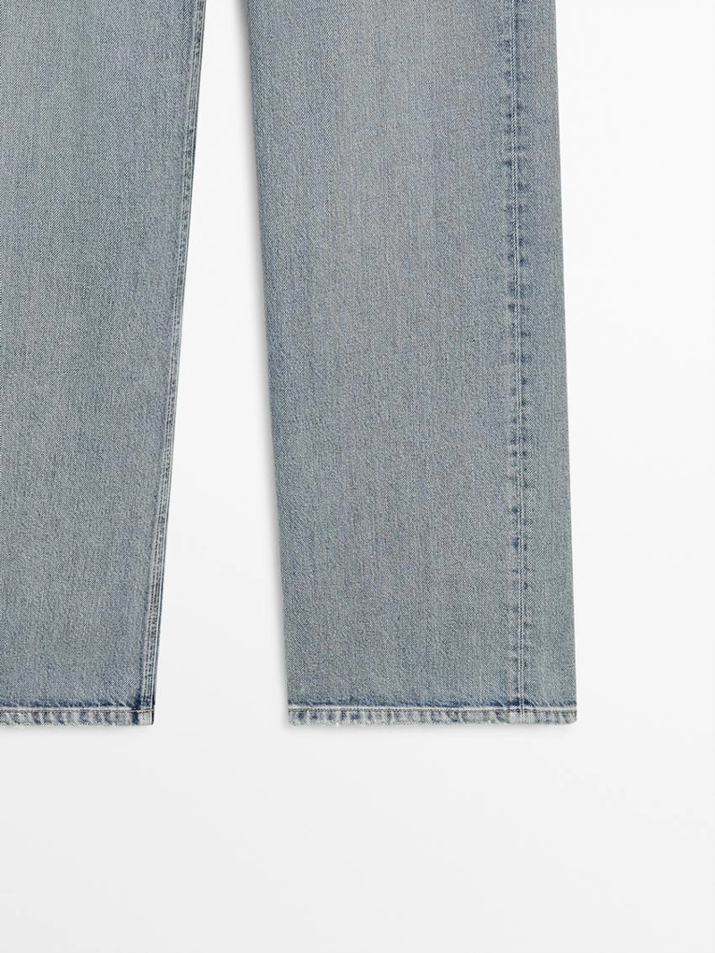 Джинсы с широкими штанинами на средней талии