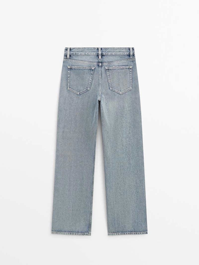 Джинсы с широкими штанинами на средней талии