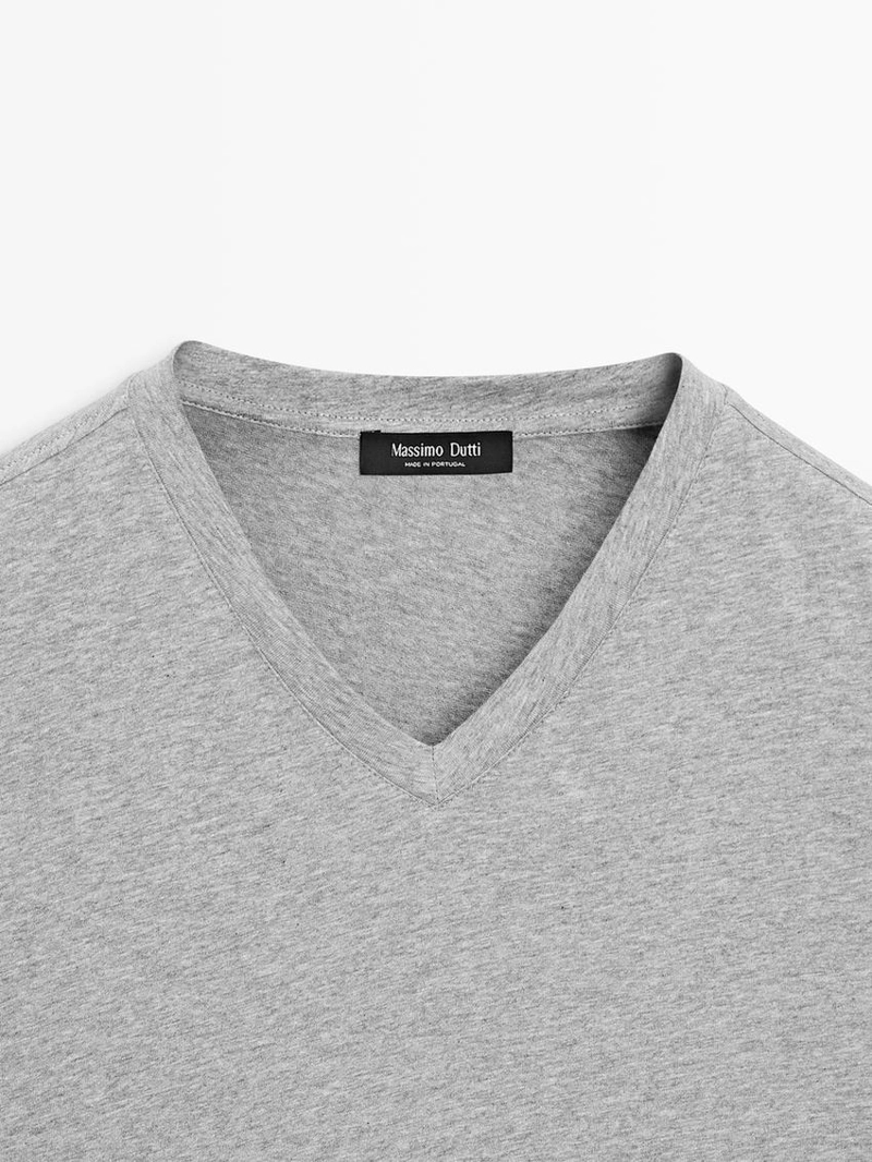 Футболка с v-образным вырезом из 100% хлопка