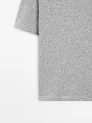 Футболка с v-образным вырезом из 100% хлопка- Заказать в России