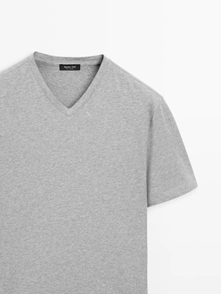 Футболка с v-образным вырезом из 100% хлопка- Заказать в России