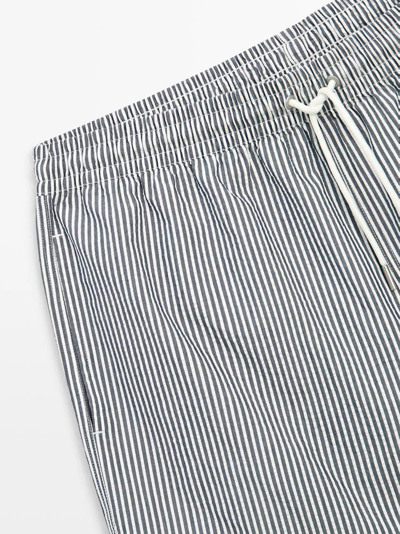 Плавки с полосатыми деталями