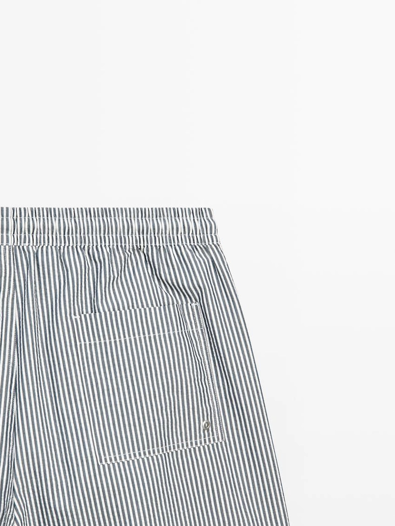 Плавки с полосатыми деталями