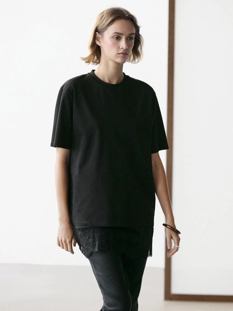 Футболка с короткими рукавами и кружевными деталями