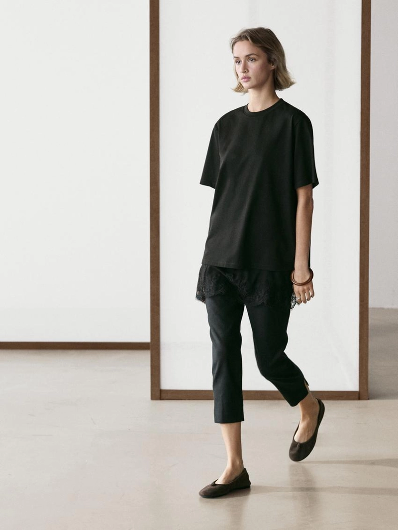 Футболка с короткими рукавами и кружевными деталями