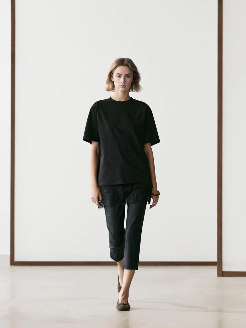 Футболка с короткими рукавами и кружевными деталями