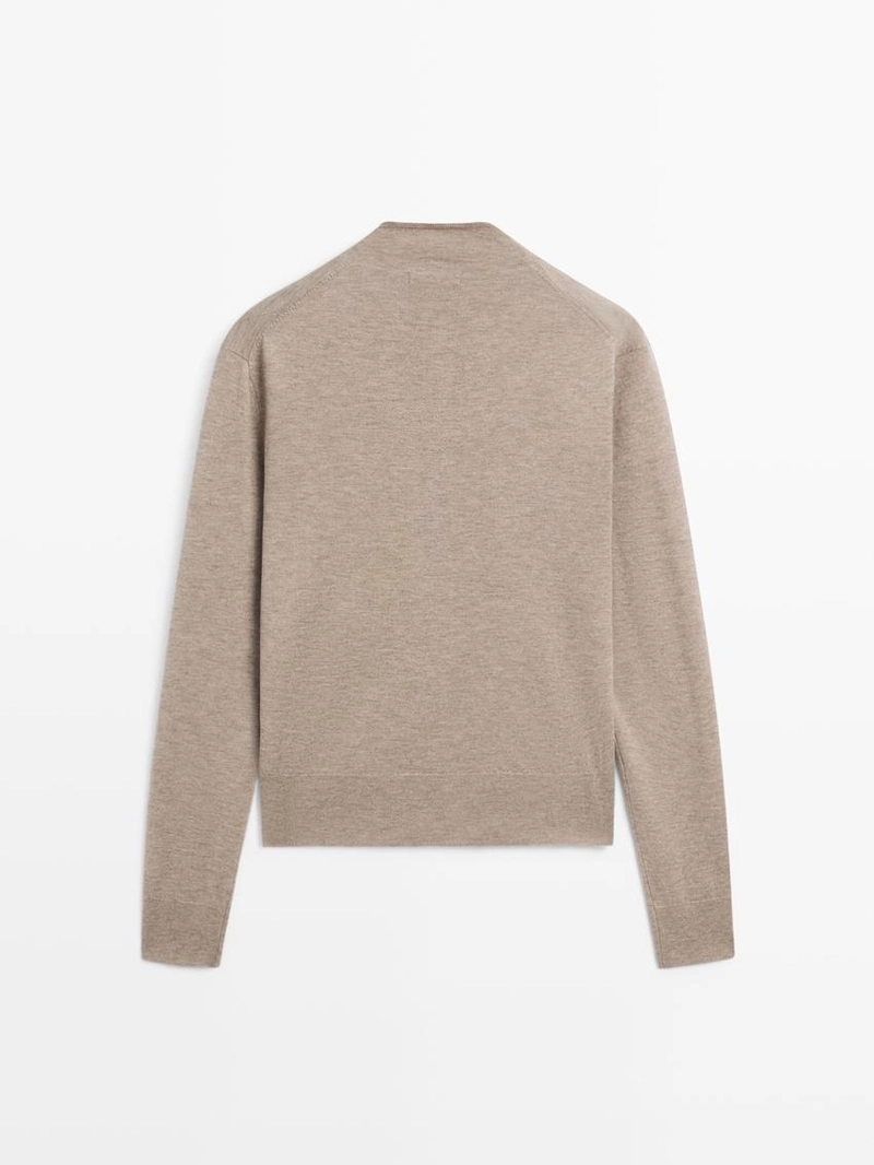 Свитер с маком высокий горловиной на пуговицах