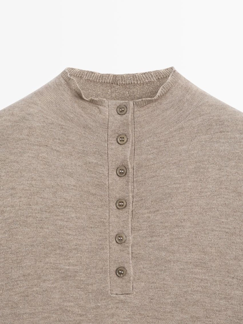 Свитер с маком высокий горловиной на пуговицах