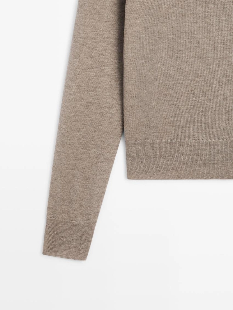 Свитер с маком высокий горловиной на пуговицах