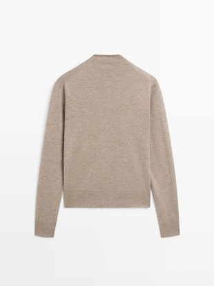 Свитер с маком высокий горловиной на пуговицах- Заказать в России