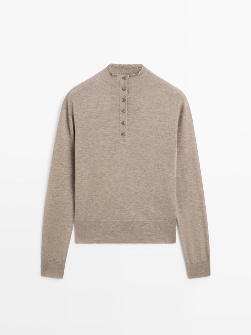 Свитер с маком высокий горловиной на пуговицах