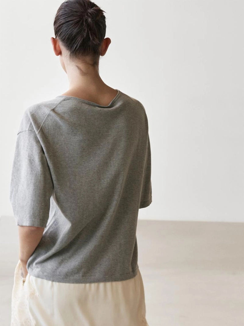 Свитер с кружевными деталями