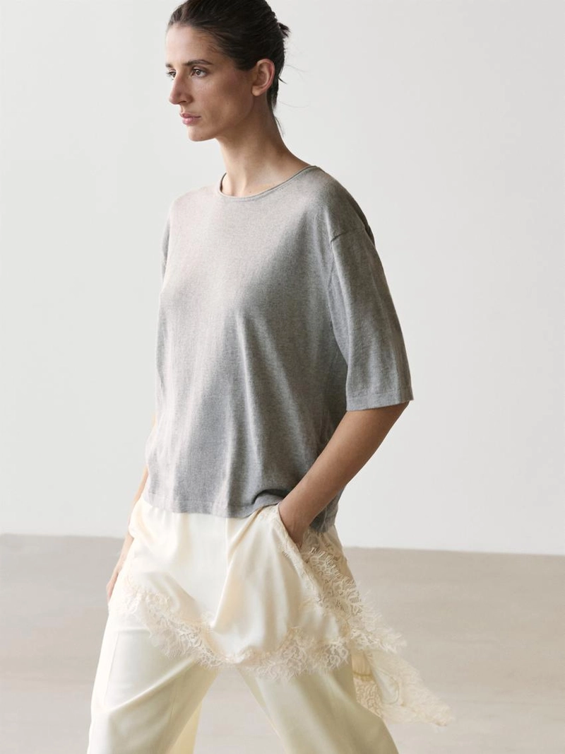 Свитер с кружевными деталями