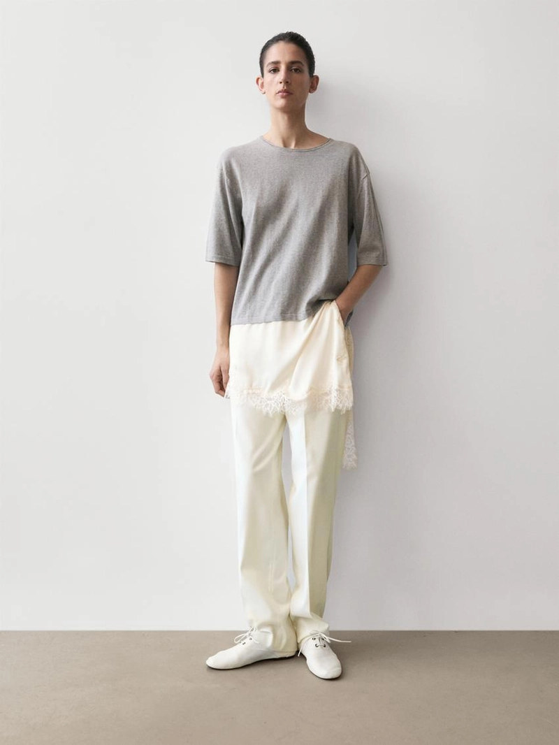 Свитер с кружевными деталями