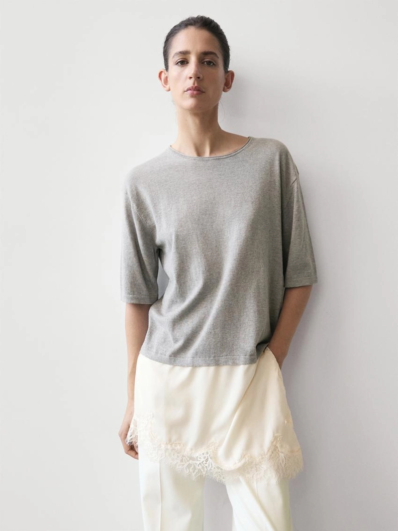 Свитер с кружевными деталями