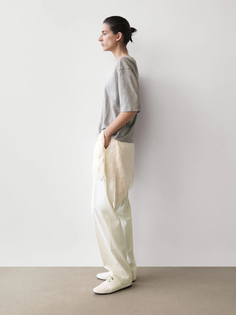 Свитер с кружевными деталями