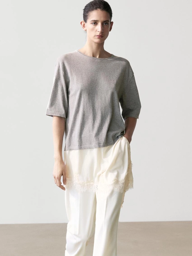 Свитер с кружевными деталями