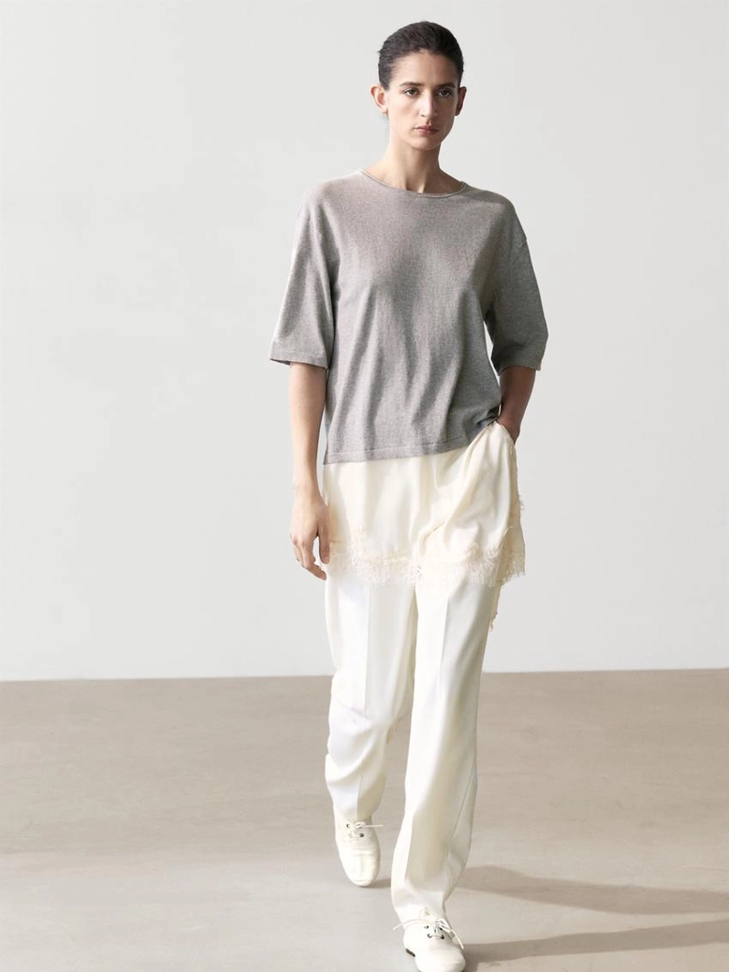 Свитер с кружевными деталями