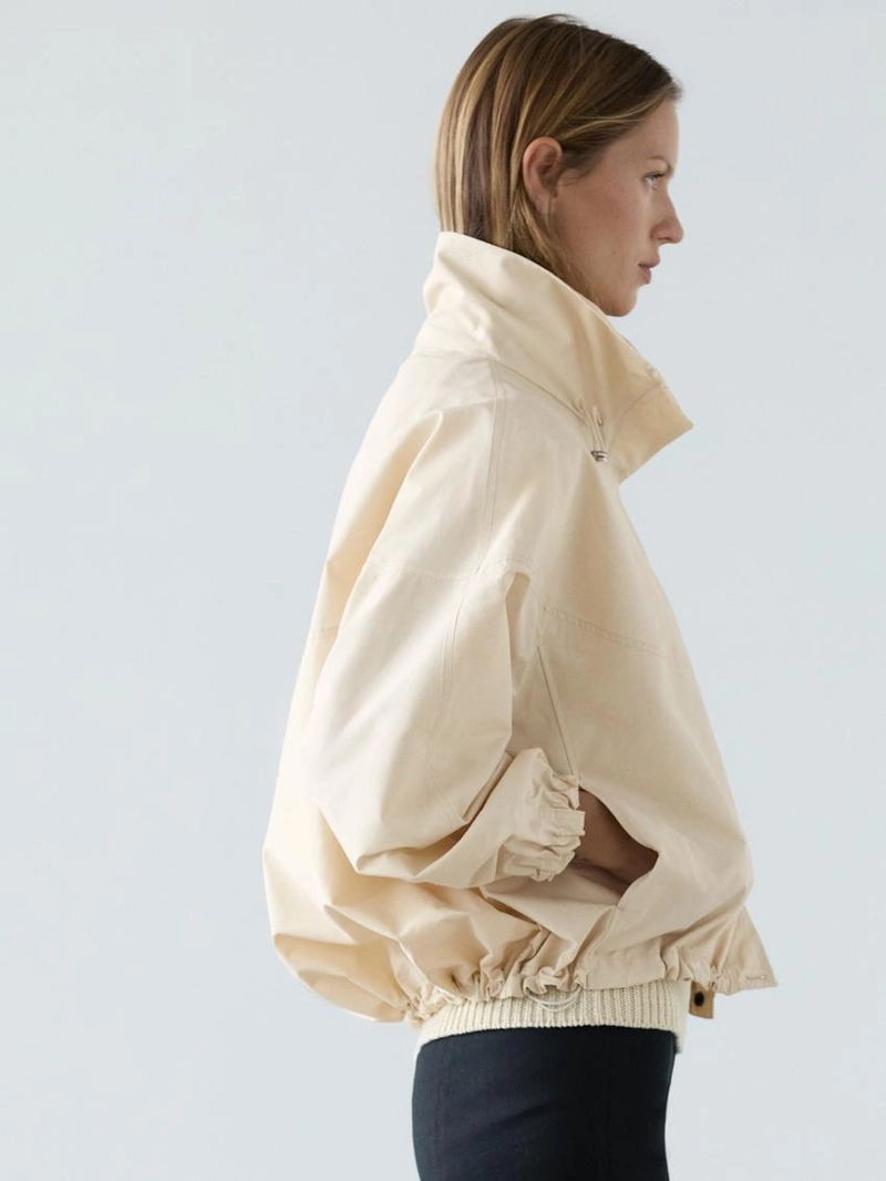 Куртка-бомбер с высоким воротником и объемной стежкой