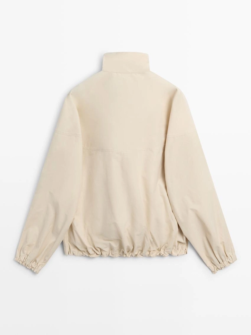 Куртка-бомбер с высоким воротником и объемной стежкой