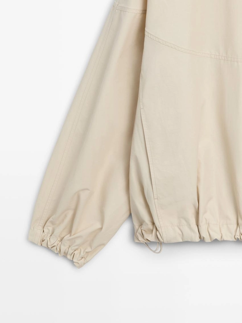 Куртка-бомбер с высоким воротником и объемной стежкой