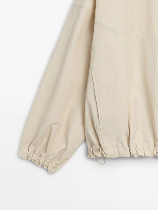 Куртка-бомбер с высоким воротником и объемной стежкой- Заказать в России