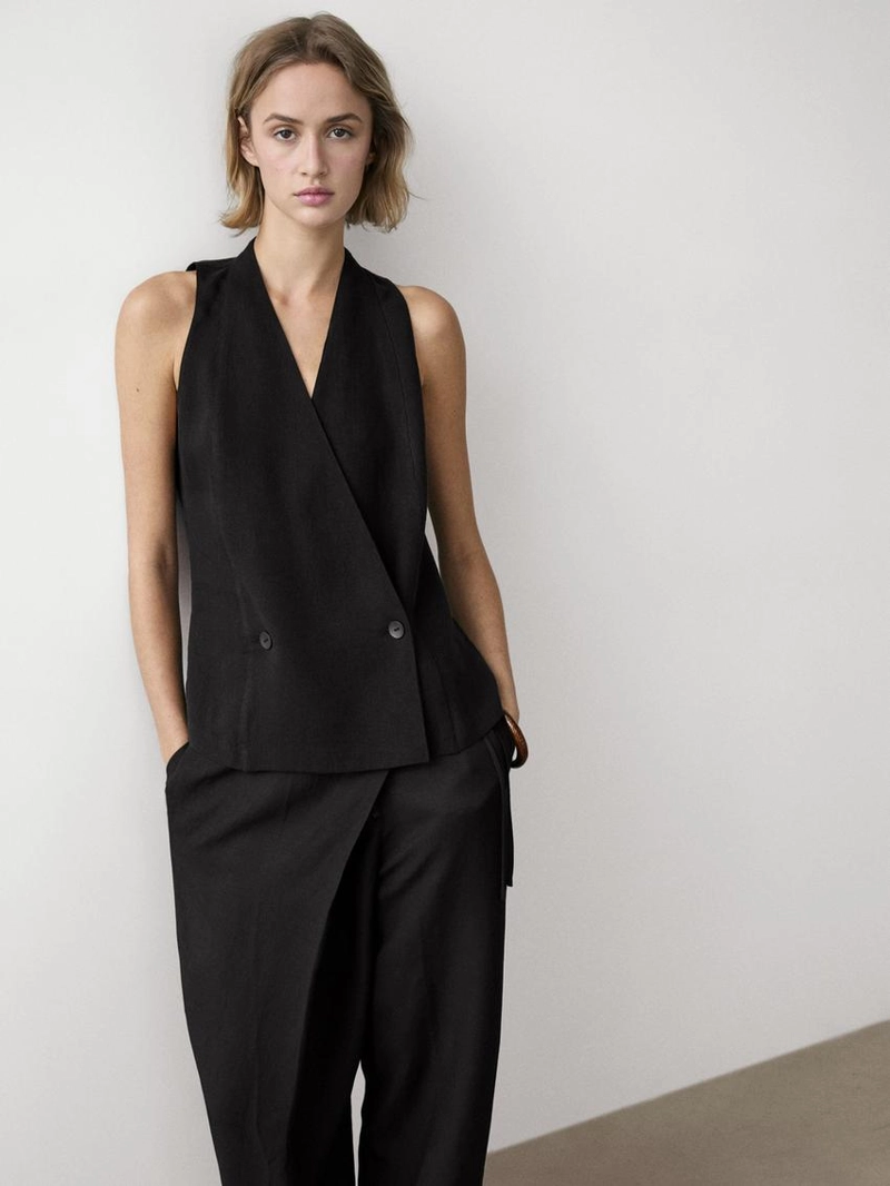 Жилет на две пуговицы с деталями на пуговицах