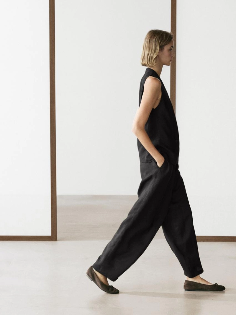 Жилет на две пуговицы с деталями на пуговицах