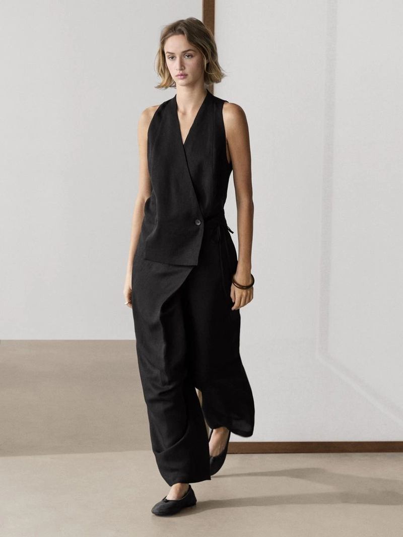 Жилет на две пуговицы с деталями на пуговицах