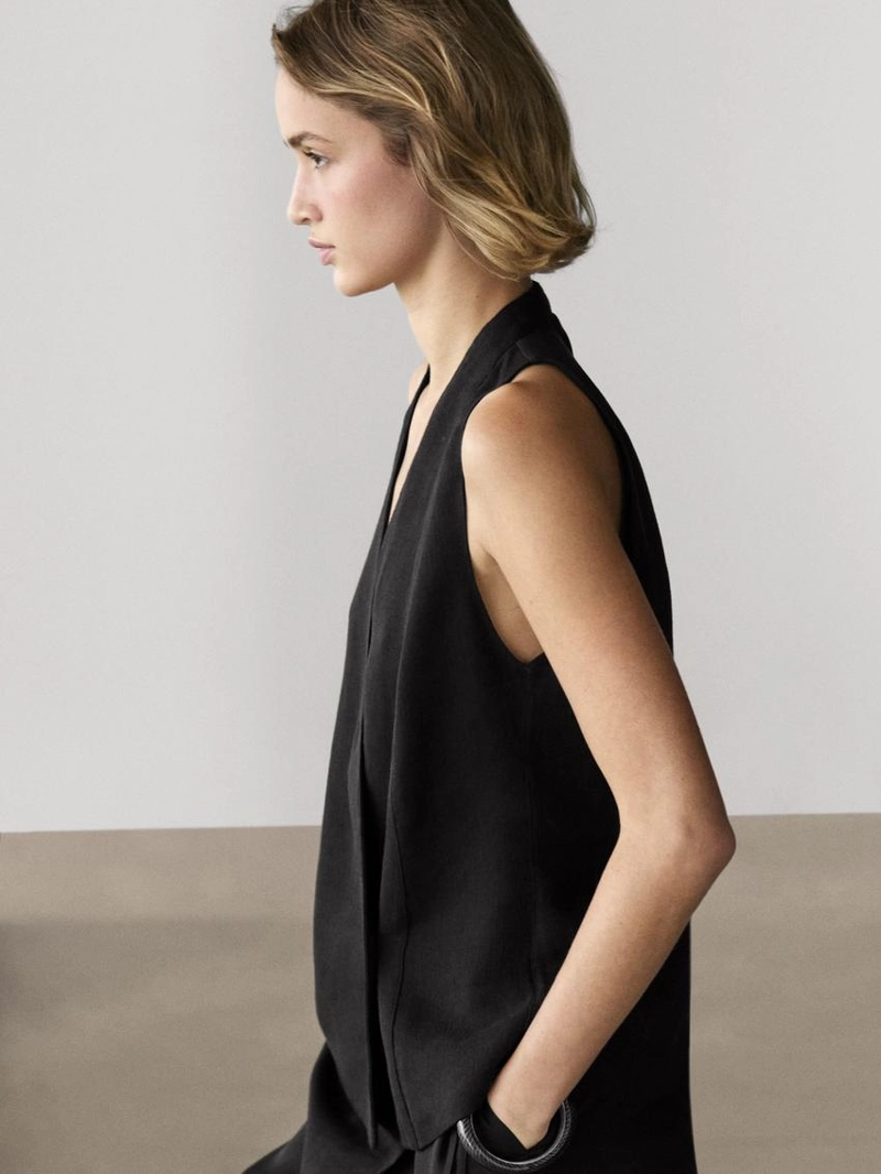 Жилет на две пуговицы с деталями на пуговицах